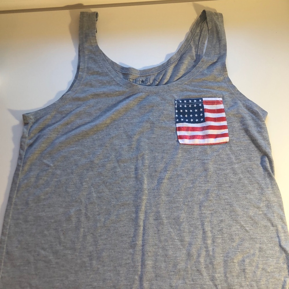 Cute Gray Tank Top With An American Flag